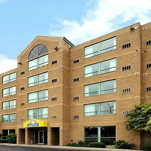 Days By Wyndham Lundys Lane Hotel Niagara Falls